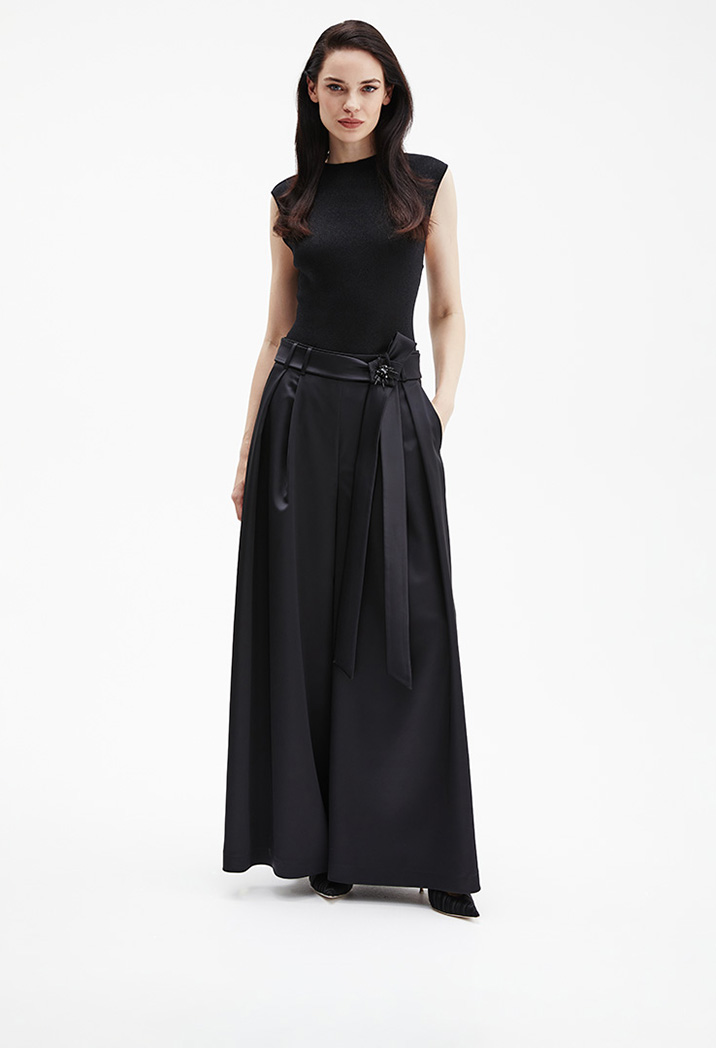 Черные брюки: от офиса до огней вечеринки